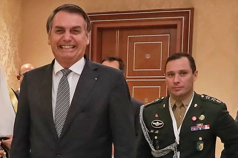 E-mail indica que Bolsonaro recebeu caixa com pedras preciosas em MG; itens não foram cadastrados