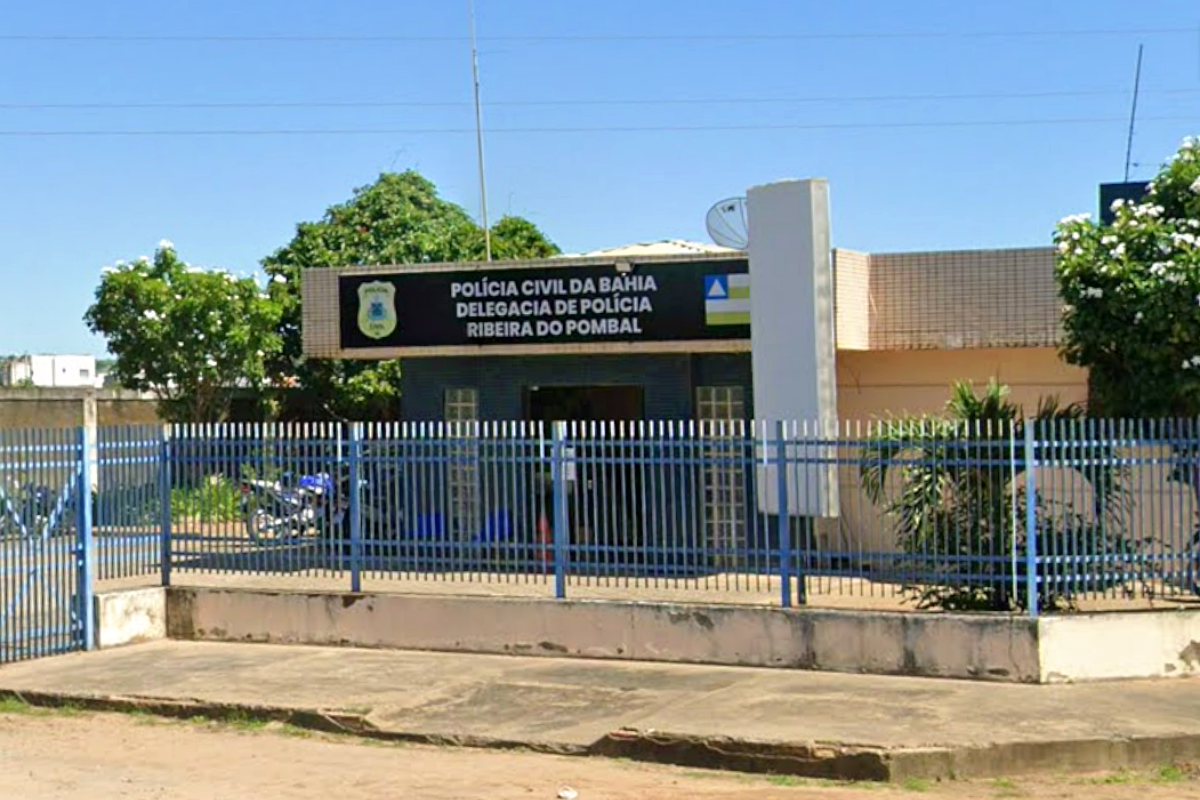 O investigado preso por estuprar a enteada foi preso na Delegacia de Ribeira do Pombal. Foto: Google Maps