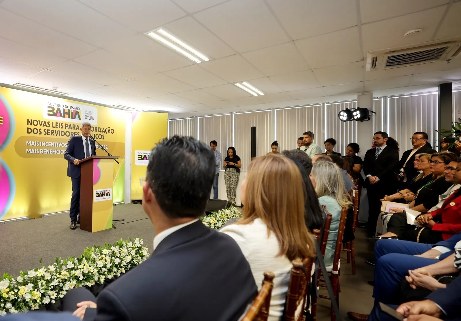 Jerônimo Rodrigues sanciona reajuste salarial dos servidores na Bahia
