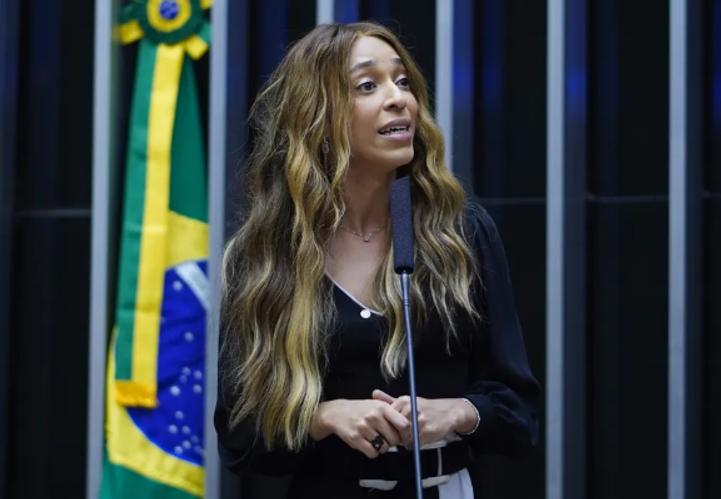 Erika Hilton se despede do Papa Francisco.  /  Foto: Pablo Valadares/ Câmara dos Deputados