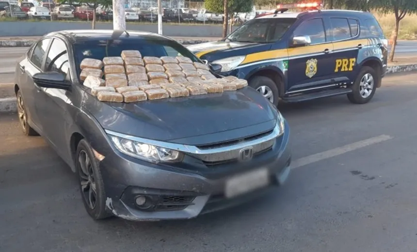 Jovem é preso durante blitz da PRF em Barreiras; drogas foram encontradas em carro