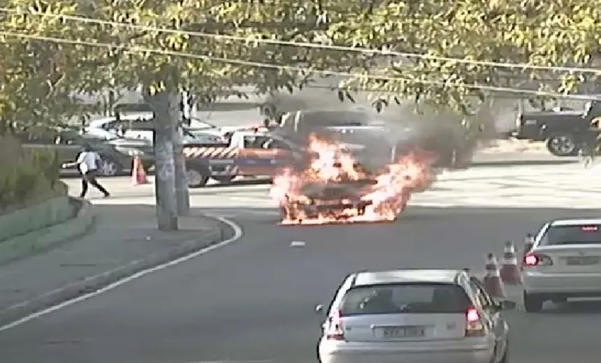 Carro pega fogo e complica trânsito na entrada do Vale dos Lagos