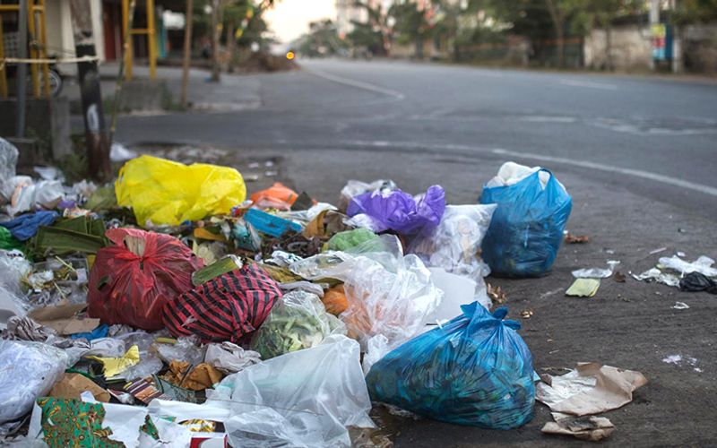 Descarte irregular de lixo pode causar o entupimento de bueiros e galerias pluviais, aumentando o risco de alagamentos durante per&iacute;odos de chuva intensa/Foto: Reprodu&ccedil;&atilde;o