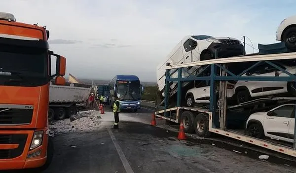 Motorista de caminhão fica gravemente ferido após colidir com caçamba carregada com pedras