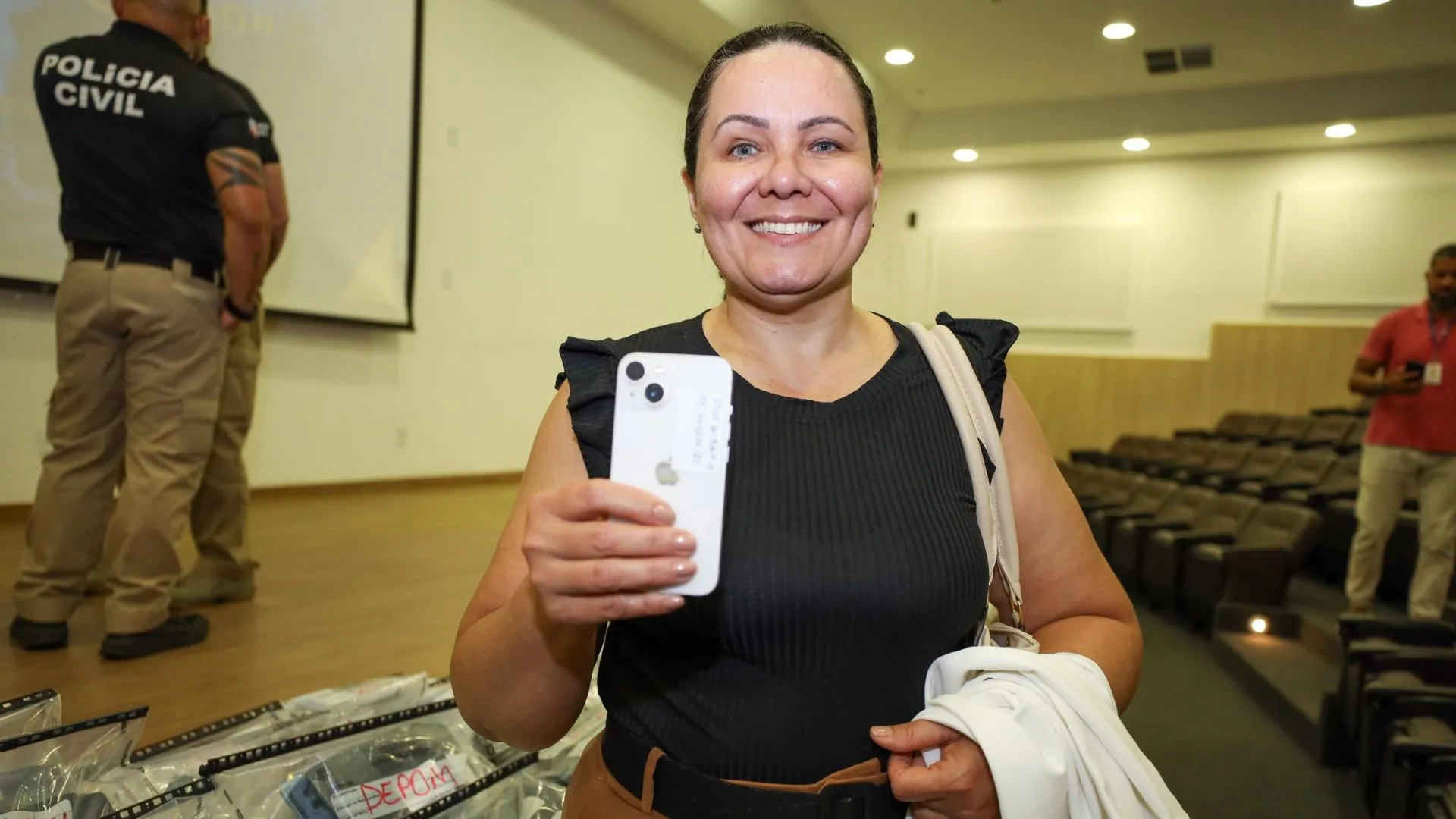 Devolução de celulares apreendidos. Foto: Milena Brito / Ascom PCBA