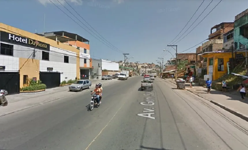 Carro capota após colidir com outro e duas pessoas ficam feridas na Av. San Martin