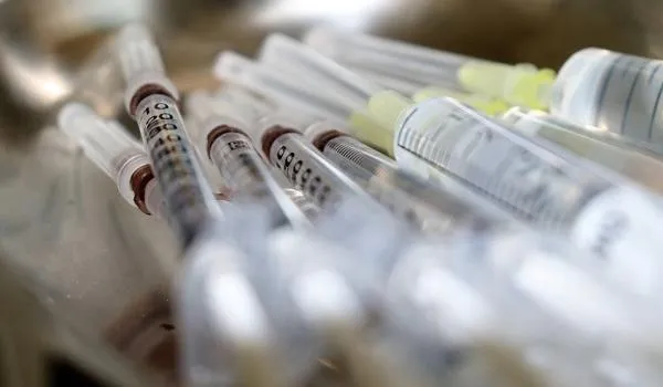 Rússia anuncia produção de 1º lote da vacina contra o novo coronavírus