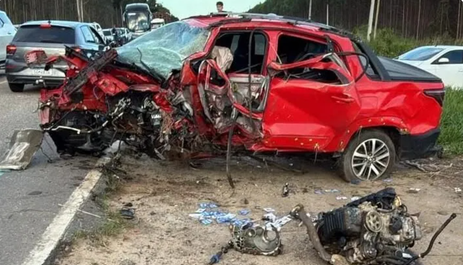 Acidente na BA-698, em Mucuri, deixou quatro pessoas mortas neste domingo (13).| Foto: Redes Sociais