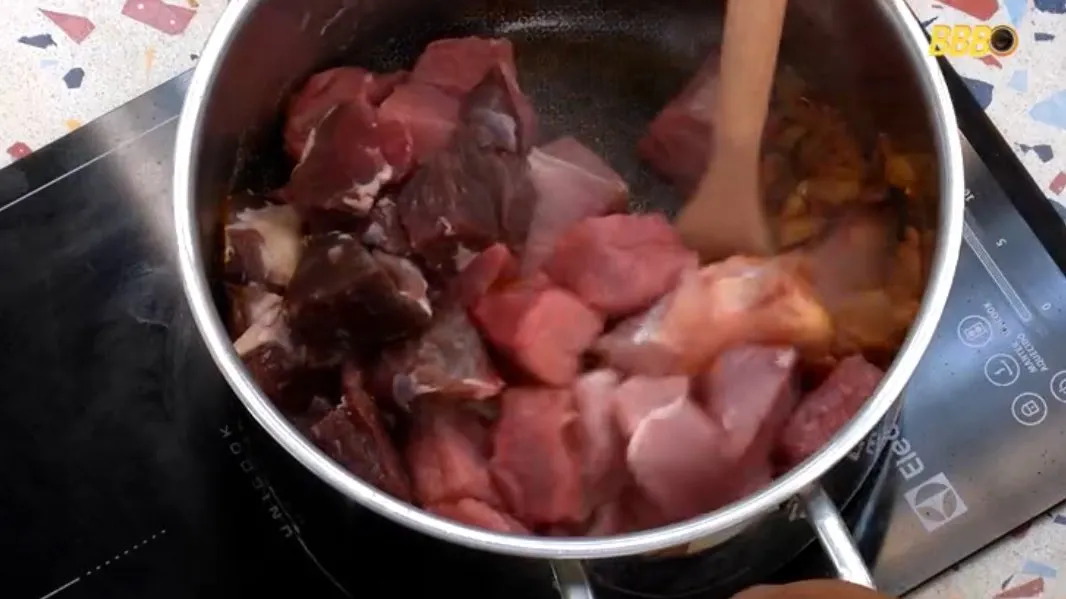 BBB 26: Capetinha cozinha sem lavar as mãos e Milena aponta: 'Feijoada de pinto'