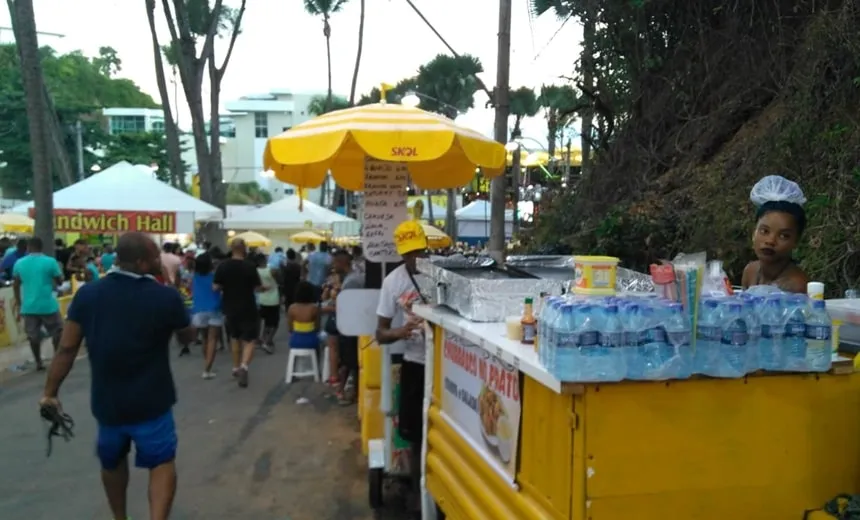 Cadê a educação? Foliões reclamam de quem faz xixi fora dos banheiros na Avenida
