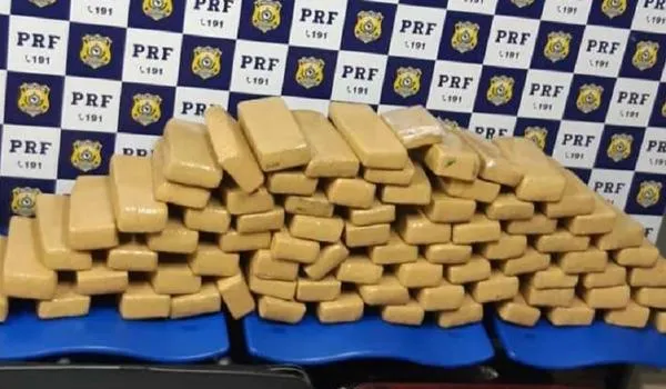 Durante abordagem, PRF prende mulher com 50 kg de maconha dentro de ônibus em Vitória da Conquista