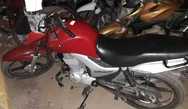 Adolescente é apreendido após ser flagrado com motocicleta roubada