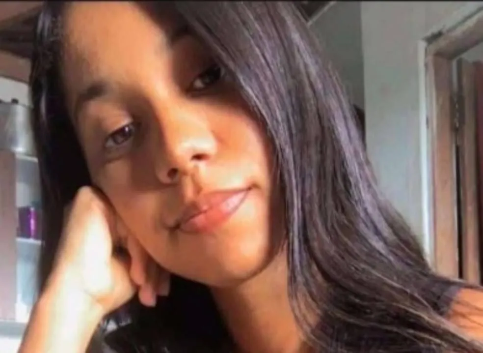 Mulher de 27 anos morre após carro bater em poste na BA-652