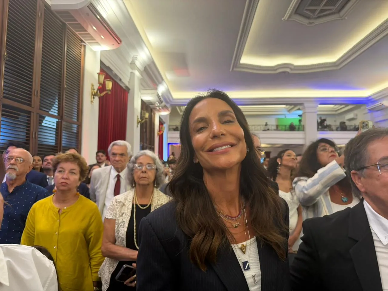 'Quando é mulher, é mais pesado', diz Ivete sobre críticas à 'Vampirinha'