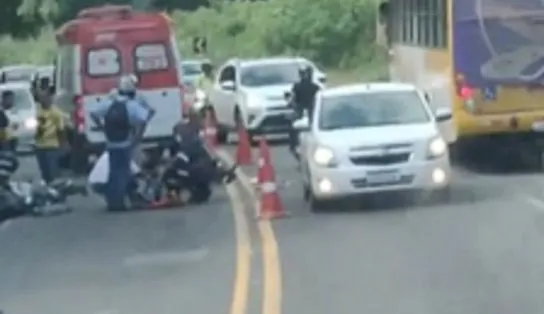Dois motociclistas ficam feridos após colisão na Estrada do Derba; veja vídeos 