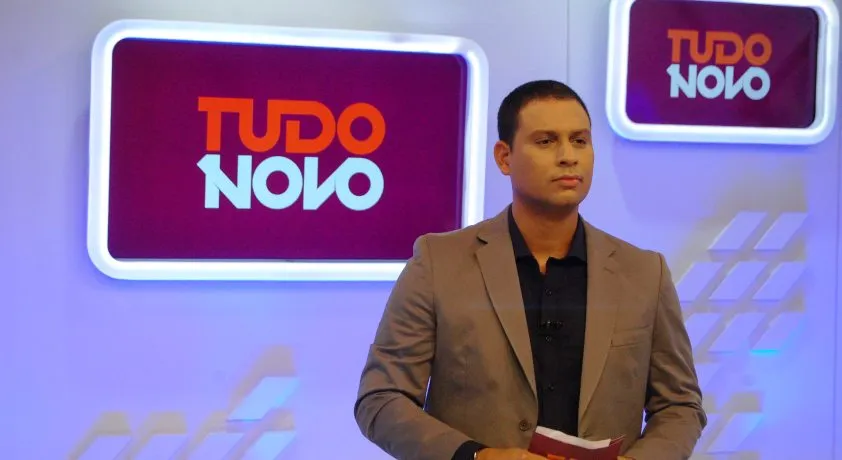 Em estreia de novo programa, Darino bate ‘rango’ ao vivo, brinca com ex-emissora e chora na presença da mãe; Veja!