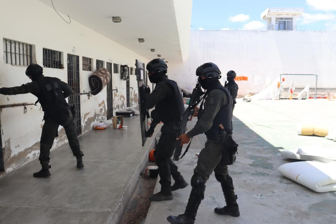 Opera&ccedil;&atilde;o Mute Faz Buscas Por Celulares No Conjunto Penal De Juazeiro