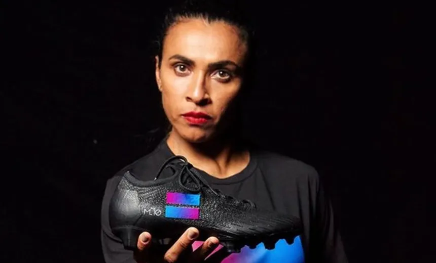 Marta comemora gol exibindo chuteira "especial" para pedir igualdade de gênero no esporte
