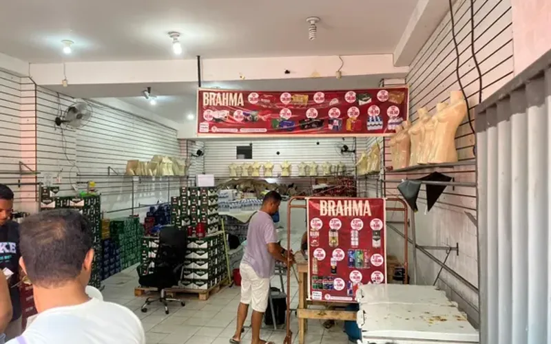 Durante o Carnaval, o com&eacute;rcio do Campo Grande registra aumento significativo nas vendas de bebidas, adere&ccedil;os e alimentos r&aacute;pidos, aproveitando o fluxo intenso de foli&otilde;es/Foto: Matheus Caldas / Aratu On