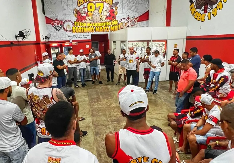 Na sede da TUI, torcida do Vitória exige atitude de Mota: 'paciência acabou' 