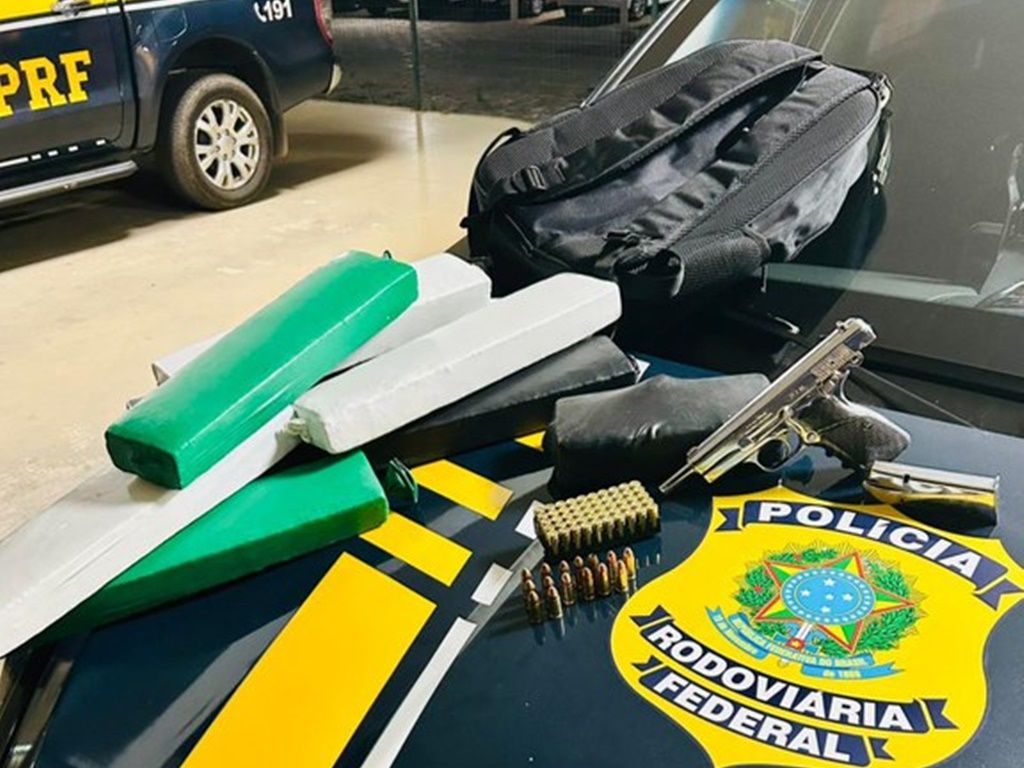 A PRF apreendeu 11,1 kg de drogas e uma pistola no bagageiro de um ônibus na BR-116, em Vitória da Conquista. Foto: Divulgação/PRF