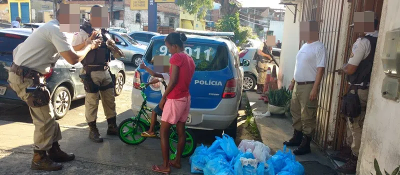 SOLIDARIEDADE: Criança que cumprimenta PMs diariamente é presenteada com bicicleta e cestas básicas