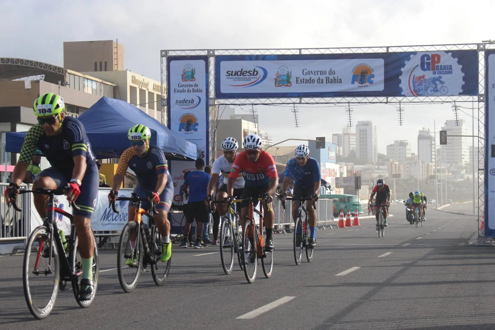 Ciclistas disputam prova estadual com percurso por bairros de Salvador