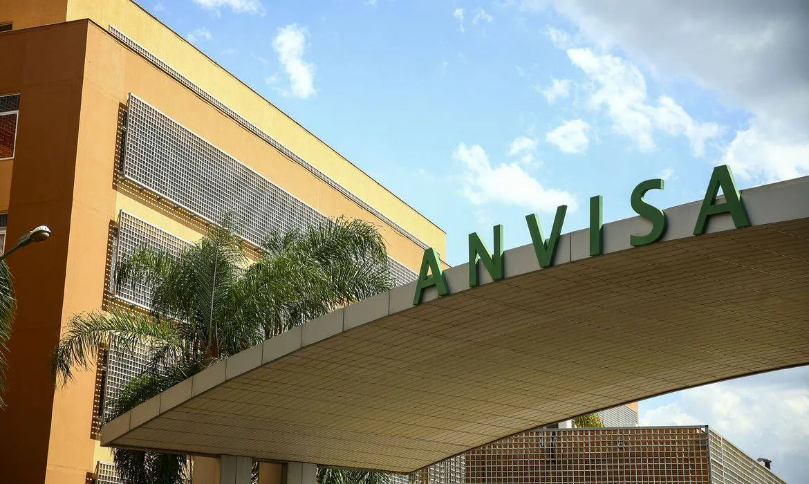 Anvisa volta a proibir venda de álcool líquido 70%