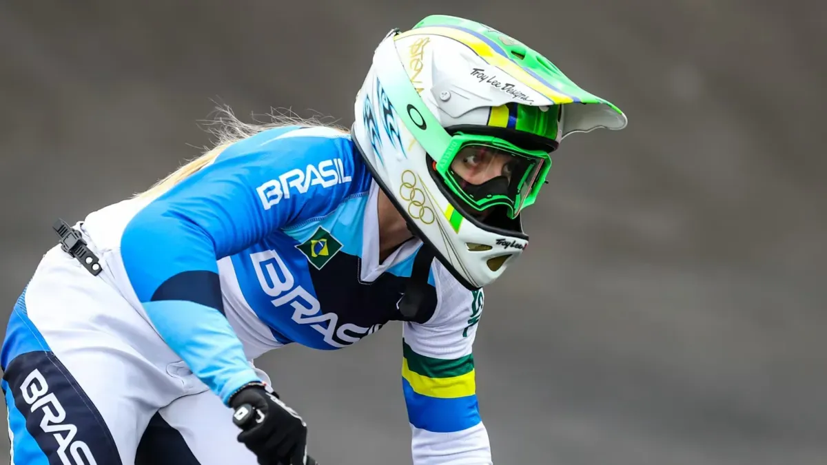 Paola Reis cai durante repescagem e fica de fora da decisão do BMX Racing de Paris 2024