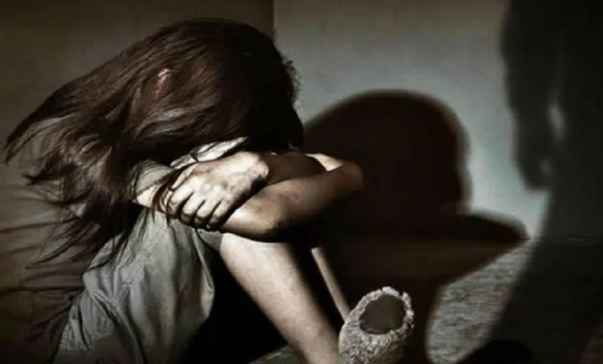 Menina de 9 anos é estuprada pelo avô e avó culpa neta