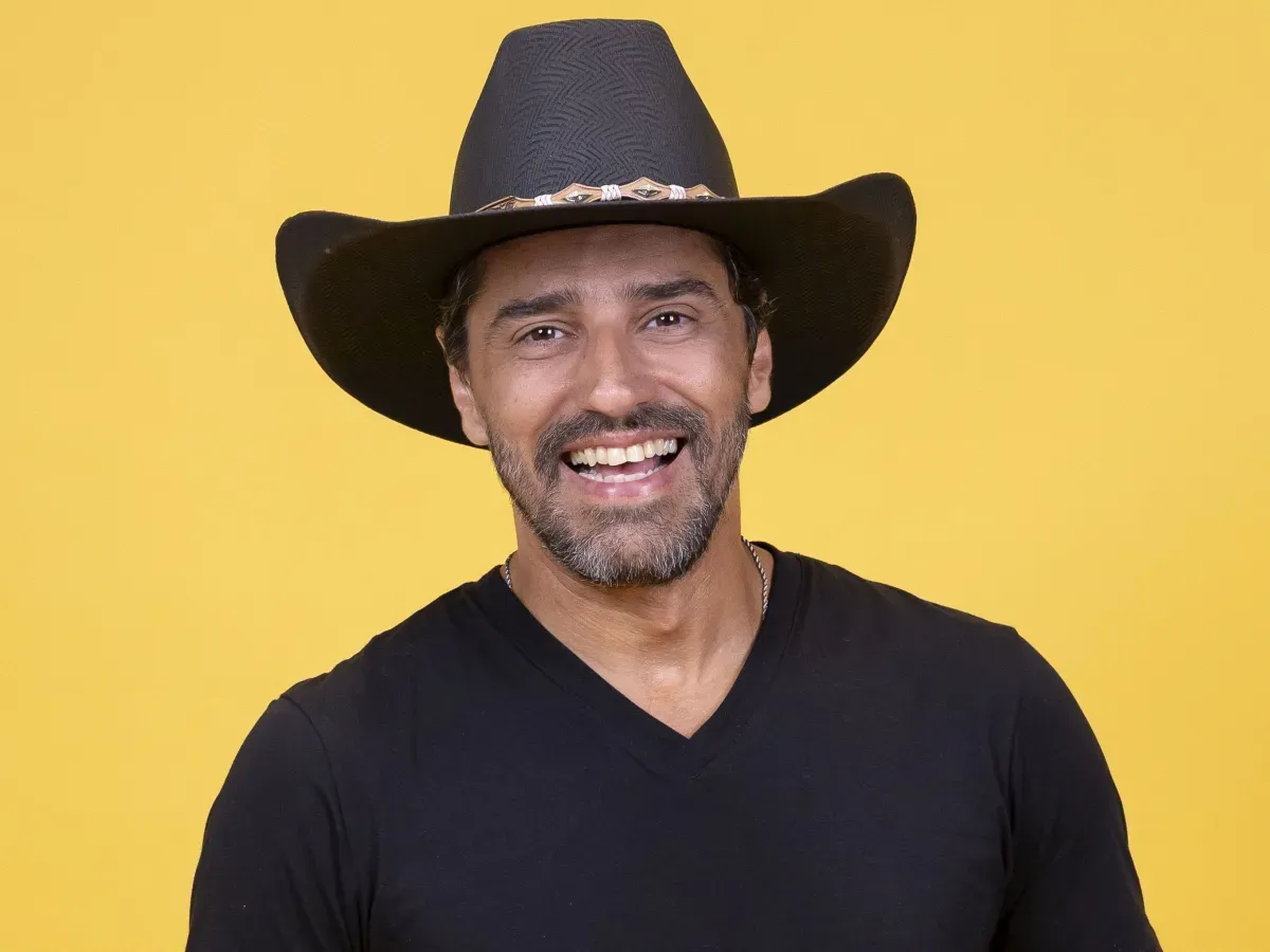 No BBB 26, Alberto Cowboy critica antiga postura de Boninho: 'Muito mal-educado'