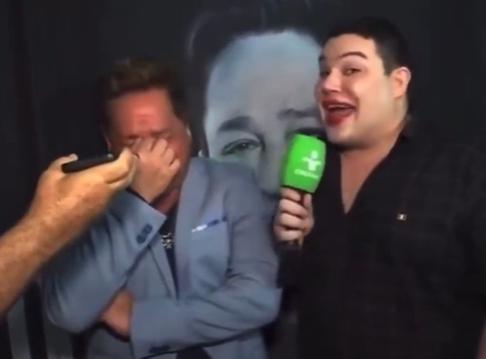 Leonardo caiu na gargalhada durante entrevista em Sergipe