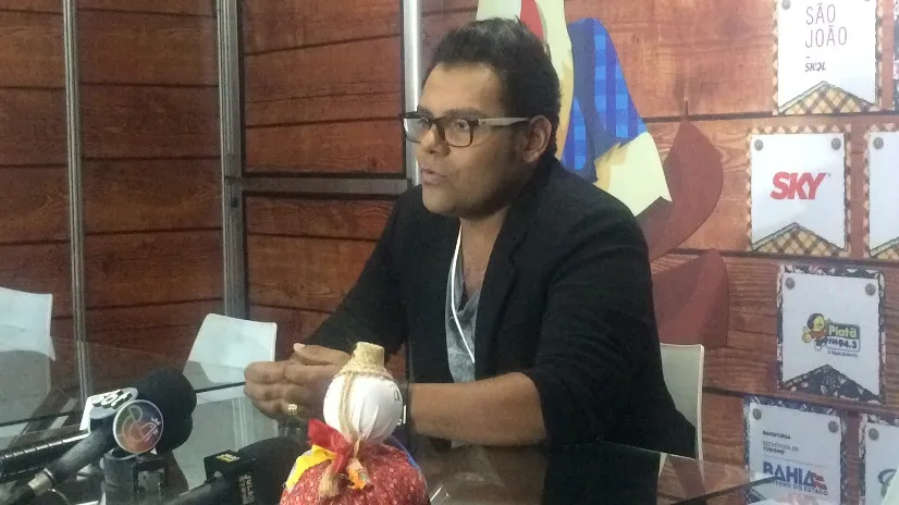 CHEGA DE SOFRÊNCIA: Pablo convida público ausente no Arraiá a assistir transmissão do Aratu Online; Veja vídeo