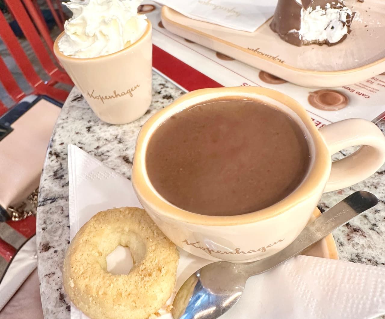 A unidade da Kopenhagen no Shopping Cidade leva chocolates finos, cafeteria e lançamentos exclusivos diretamente para momentos corporativos. | Foto: Divulgação