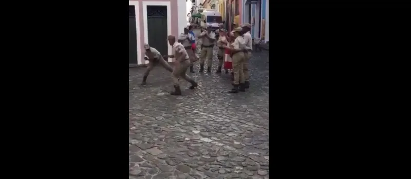 “BERIMBAU SIM, BERIMBAU NÃO”: Militares são flagrados jogando capoeira no Pelourinho; Assista