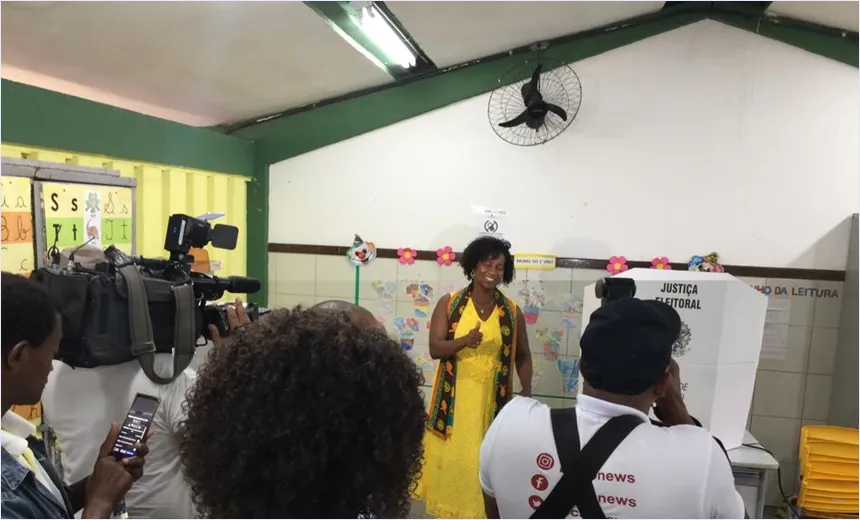 Em seção eleitoral, Célia Sacramento faz “live” antes da confirmação do voto