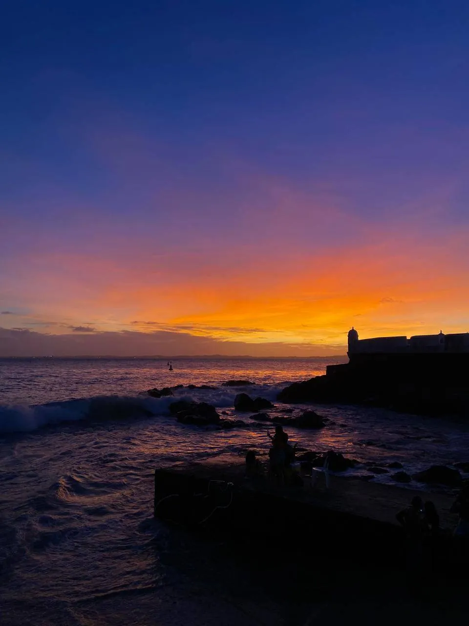 Viagem da luz e poluição explicam céu colorido em Salvador, afirma meteorologista