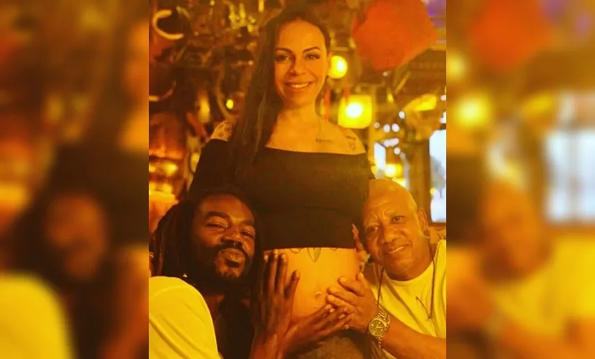 Ator Jonathan Azevedo anuncia que será pai após 'lance' casual com amiga: "muito feliz!"