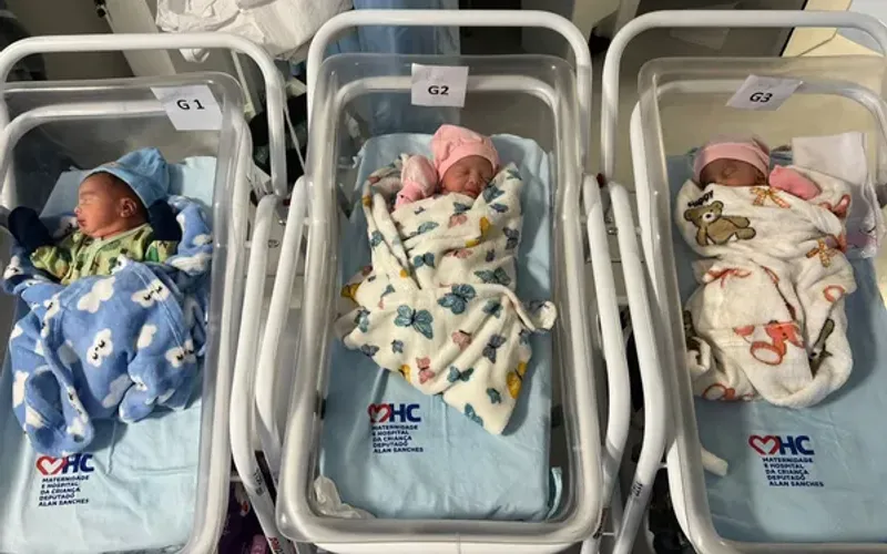 Na unidade, nasceram os trig&ecirc;meos Felipe, com 2.322g, Lia, com 2.156g, e Liz, com 2.112g/Foto: Ascom/SMS&nbsp;