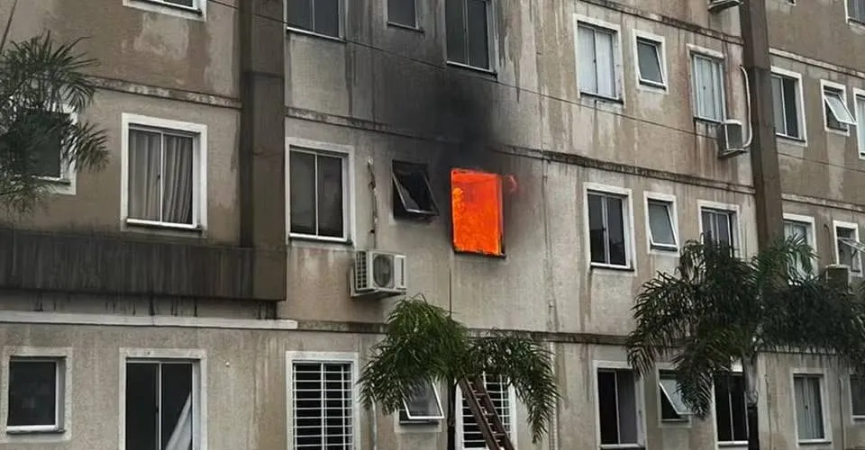 Homem é preso após agredir companheira e botar fogo em apartamento