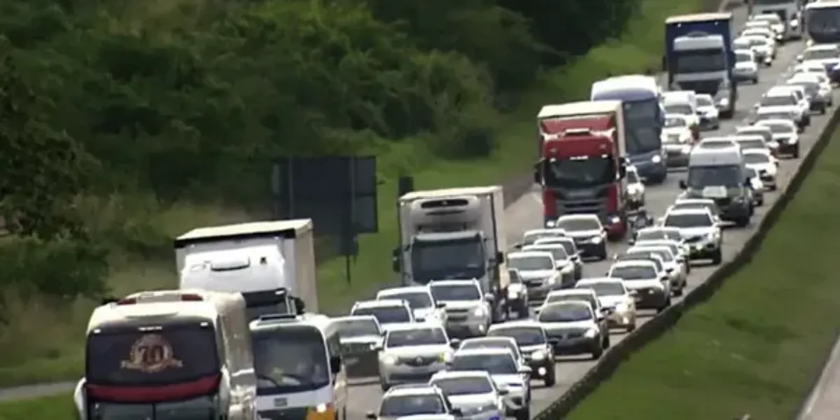 Acidente com caminh&atilde;o provoca congestionamento na BR-324, no sentido Salvador