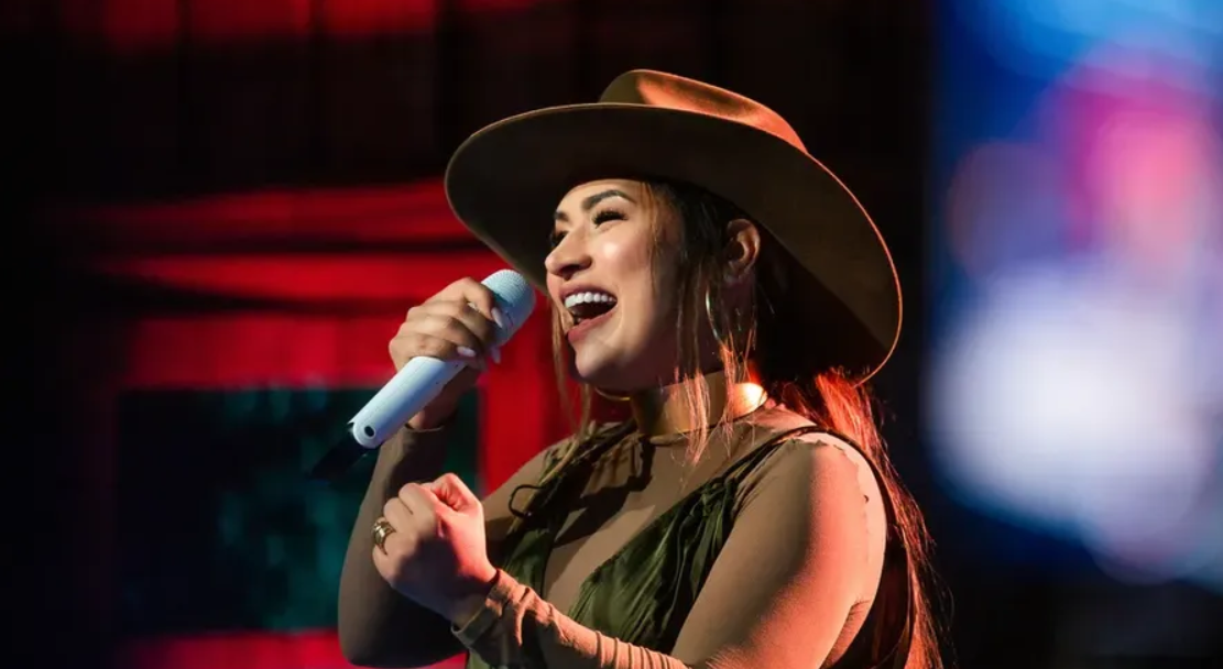  Simone Mendes recebe críticas por continuar cantando fora do gospel após sua conversão.  /  Foto: Divulgação/Assessoria