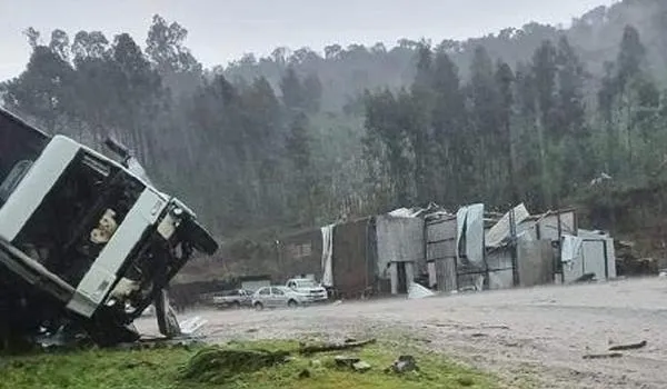 Tornados e chuvas intensas deixam feridos e causam destruição em Santa Catarina