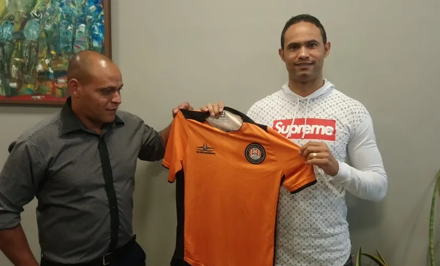 Em regime semiaberto, goleiro Bruno assina contrato e posa com a camisa do Poços de Caldas FC