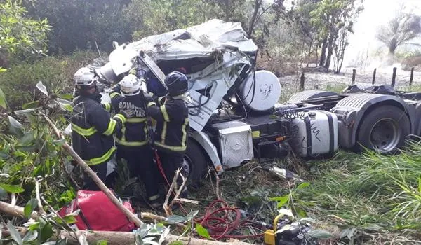 Acidente deixa vítima presa às ferragens e provoca incêndio na BR-101; carreta transportava líquido inflamável