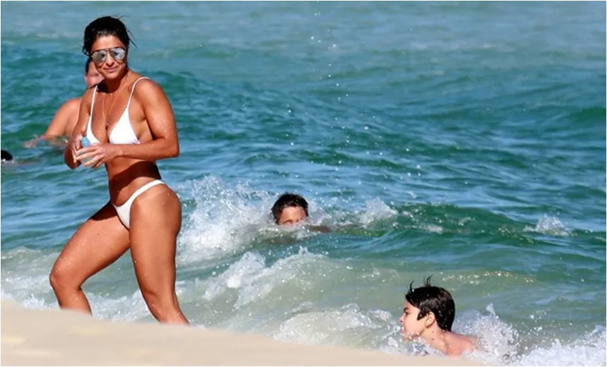 SENSUALIZANDO: Juliana Paes aproveita praia em família e dá show de beleza