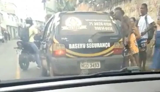 Homem é assassinado a tiros dentro de carro de empresa de segurança em Lauro de Freitas