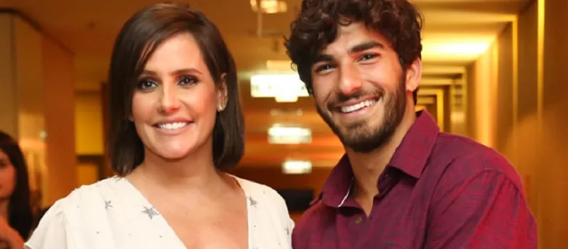 LOOK BÁSICO: Deborah Secco aposta macaquito para curtir show com marido no Rio