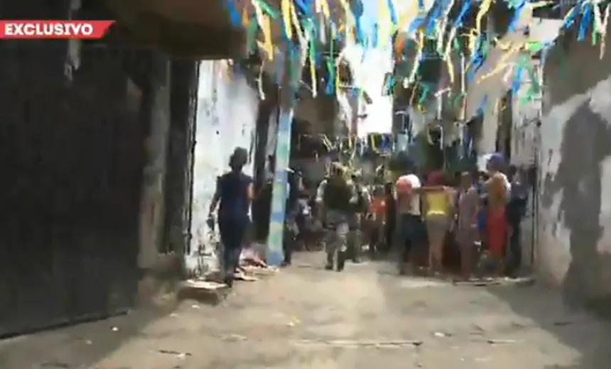 Moradores vaiam policiais militares no “Pela Porco” um dia após ônibus queimado; assista