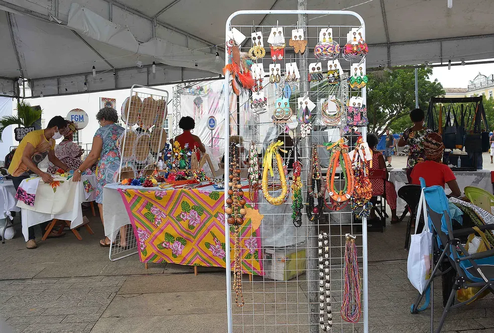 Rio Vermelho recebe artesãs de diversos municípios do Recôncavo Baiano para 'Feira das Mulheres Negras'